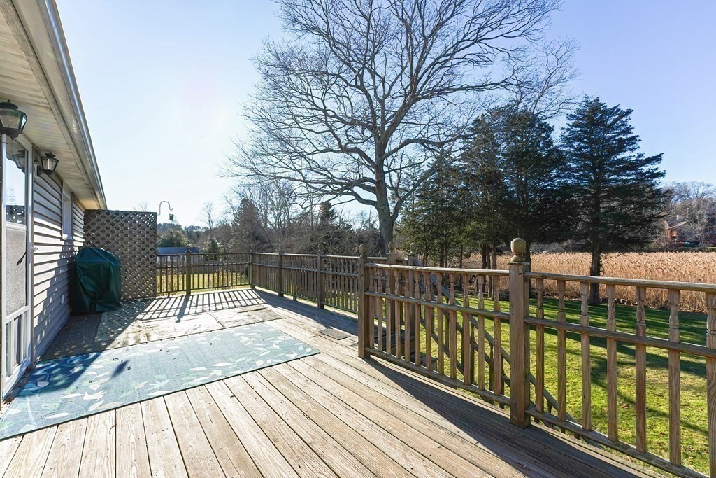 22 Riverside Dr