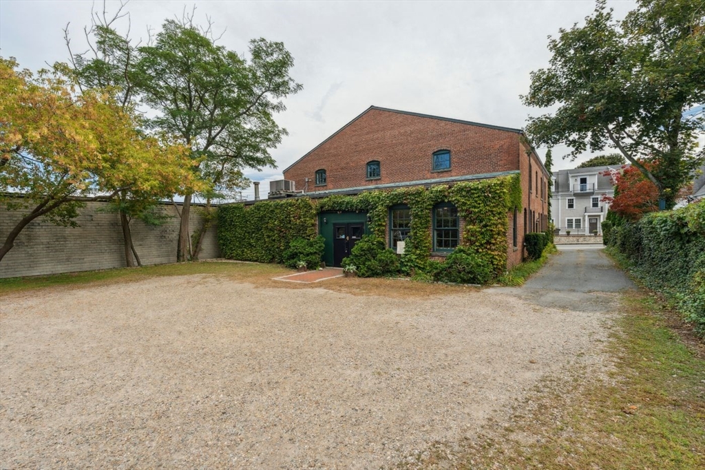 26 Howland St
