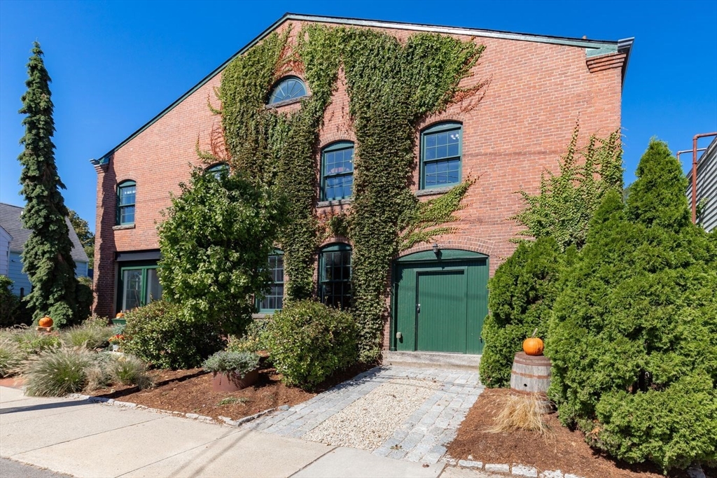 26 Howland St