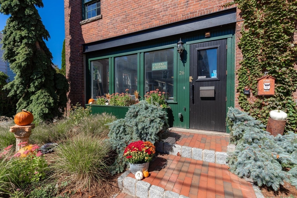 26 Howland St
