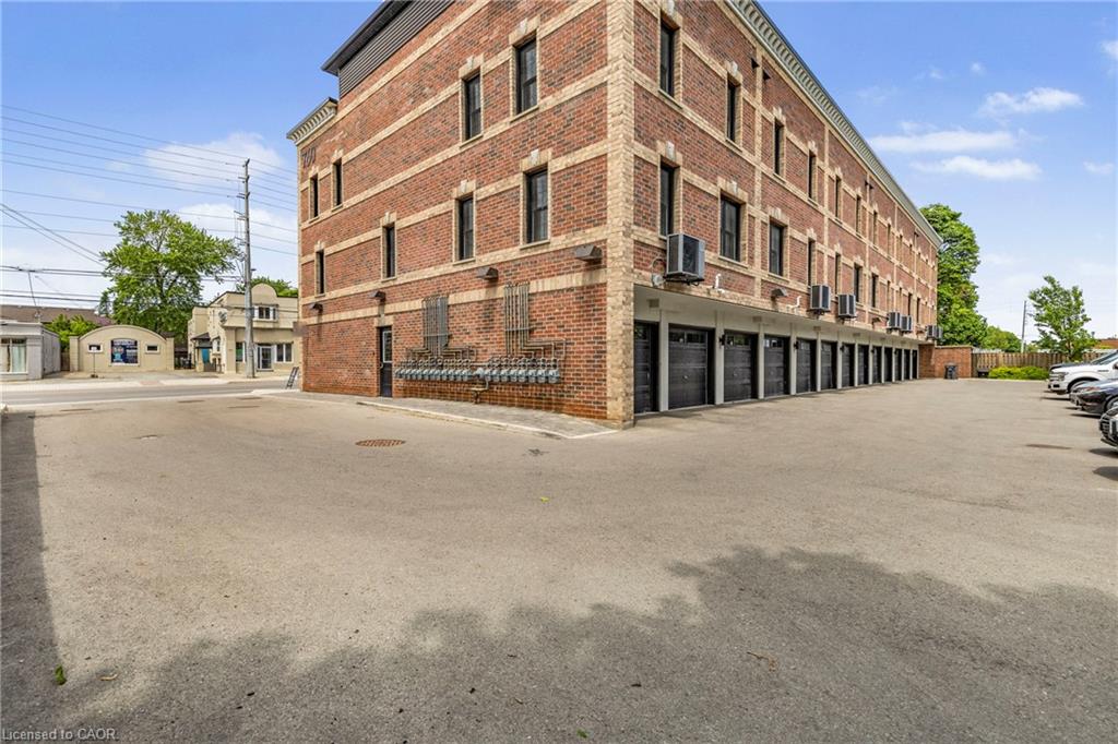 206-760 Lakeshore Road E Unit: 206