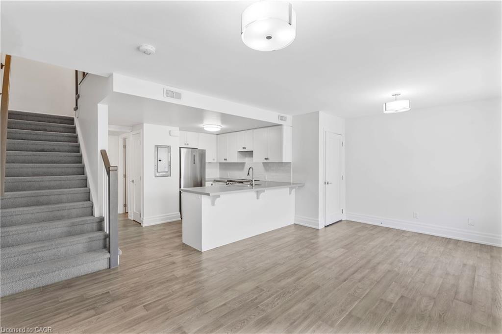206-760 Lakeshore Road E Unit: 206