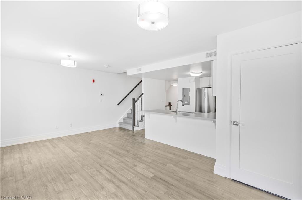 206-760 Lakeshore Road E Unit: 206