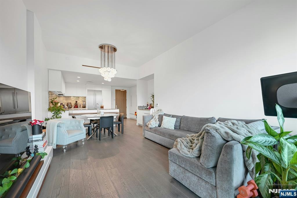 320 Adolphus Avenue 504