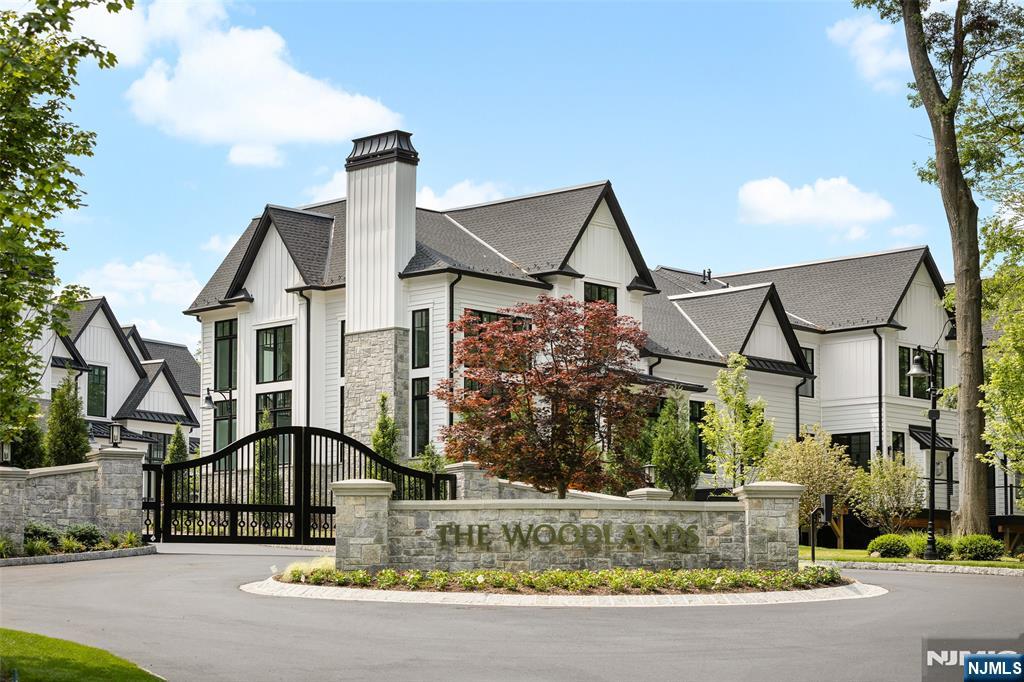8 Stone Bridge Court