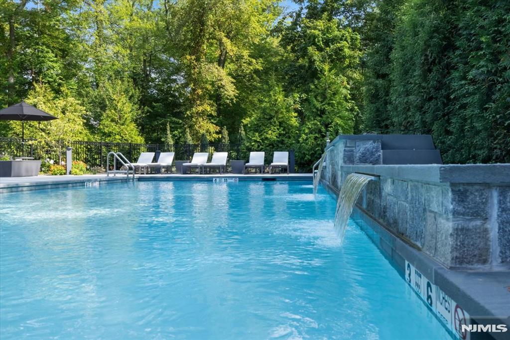 8 Stone Bridge Court