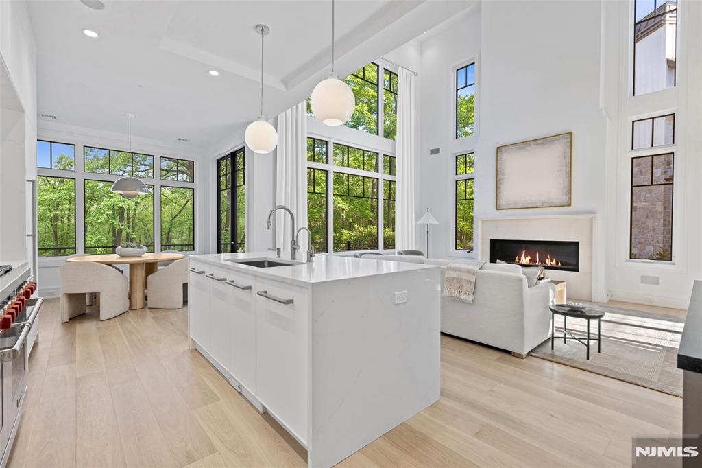 8 Stone Bridge Court