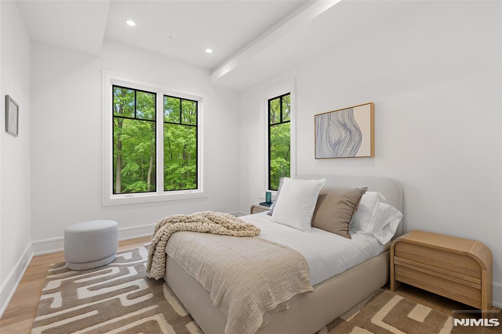 8 Stone Bridge Court