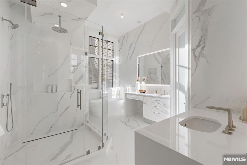 8 Stone Bridge Court