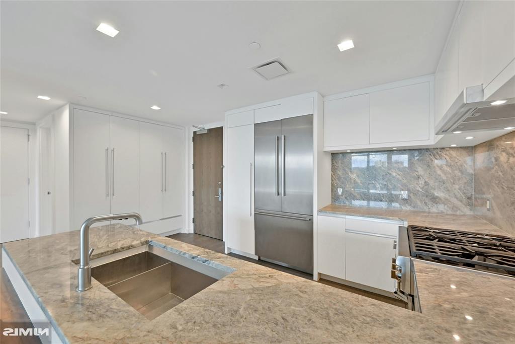 320 Adolphus Avenue 808