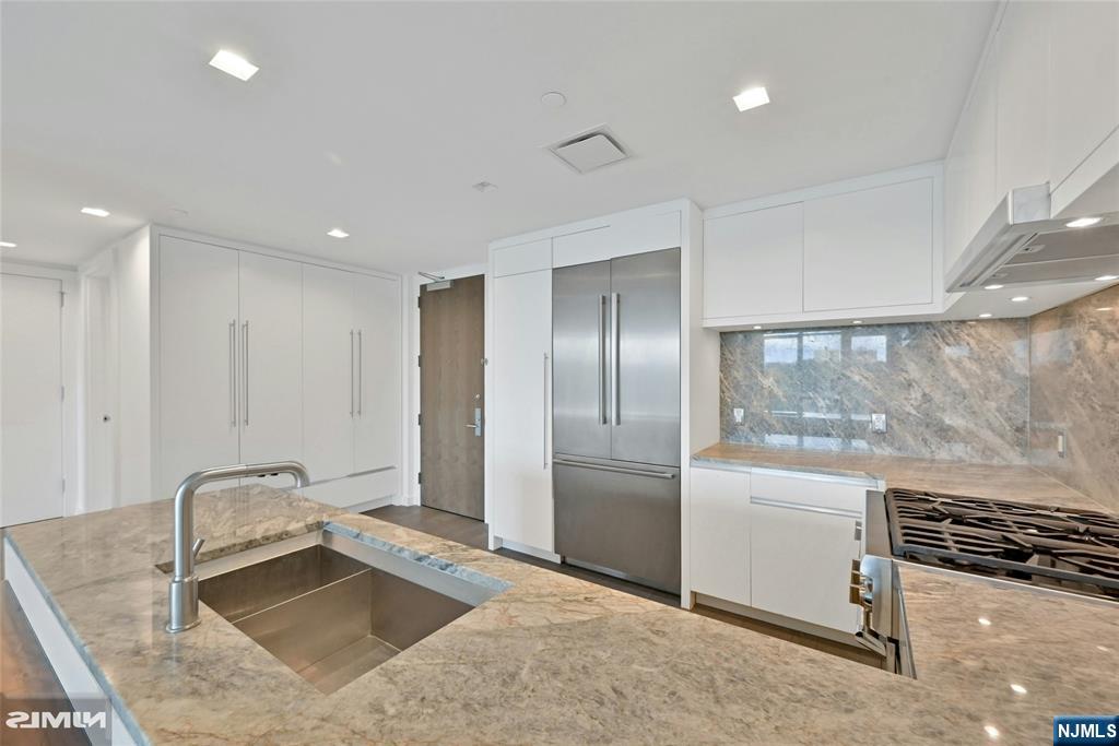 320 Adolphus Avenue 808