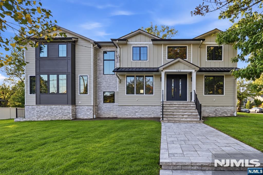 785 Summit Avenue