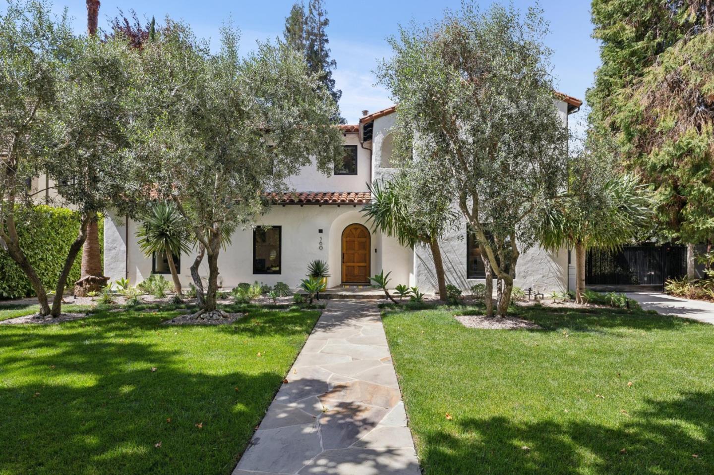 560 Center DR