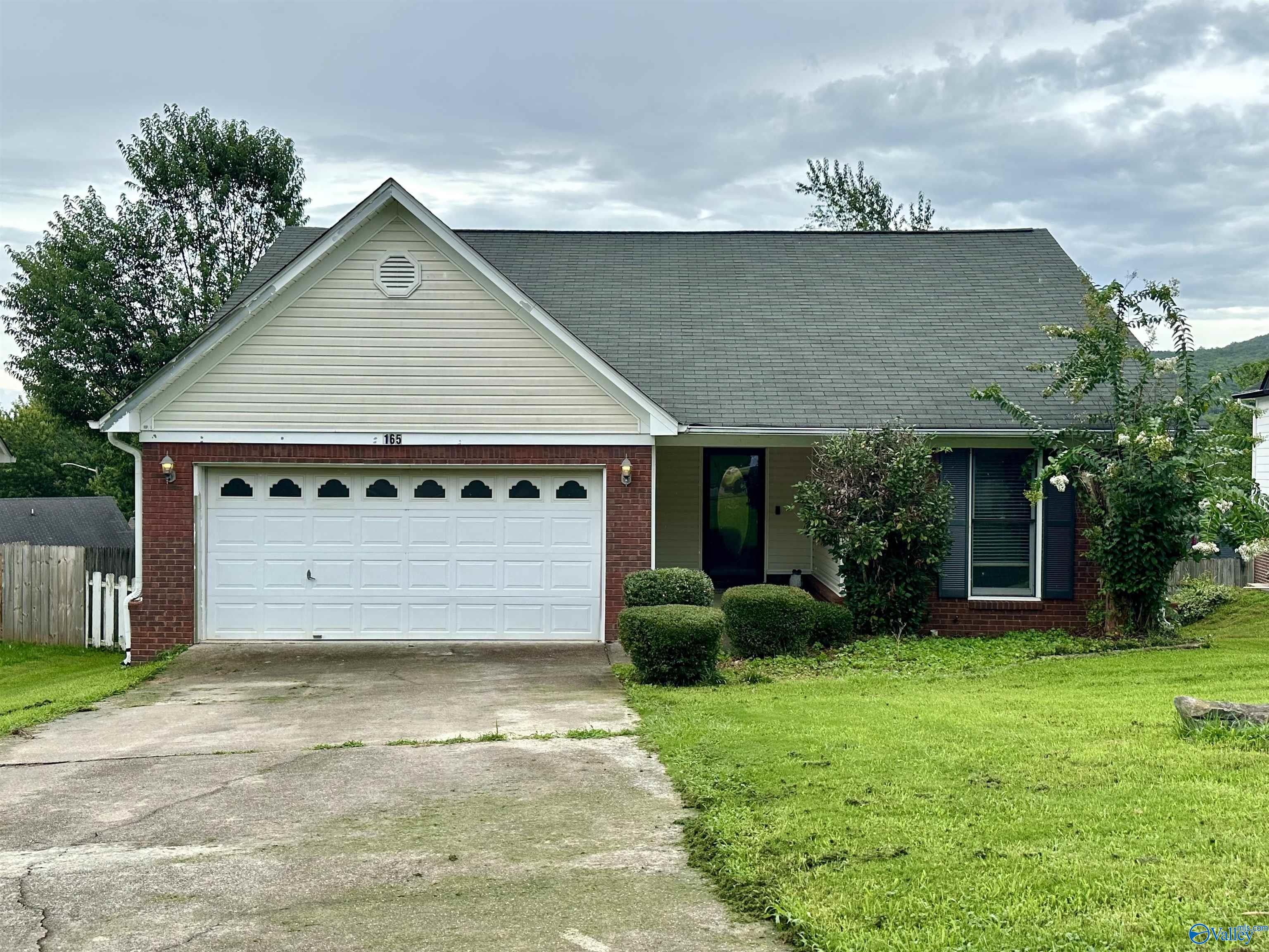 165 Hollington Drive NE