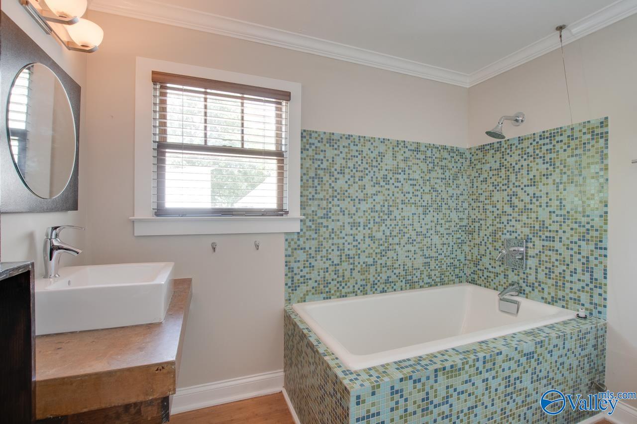 819 Mira Vista Drive SE