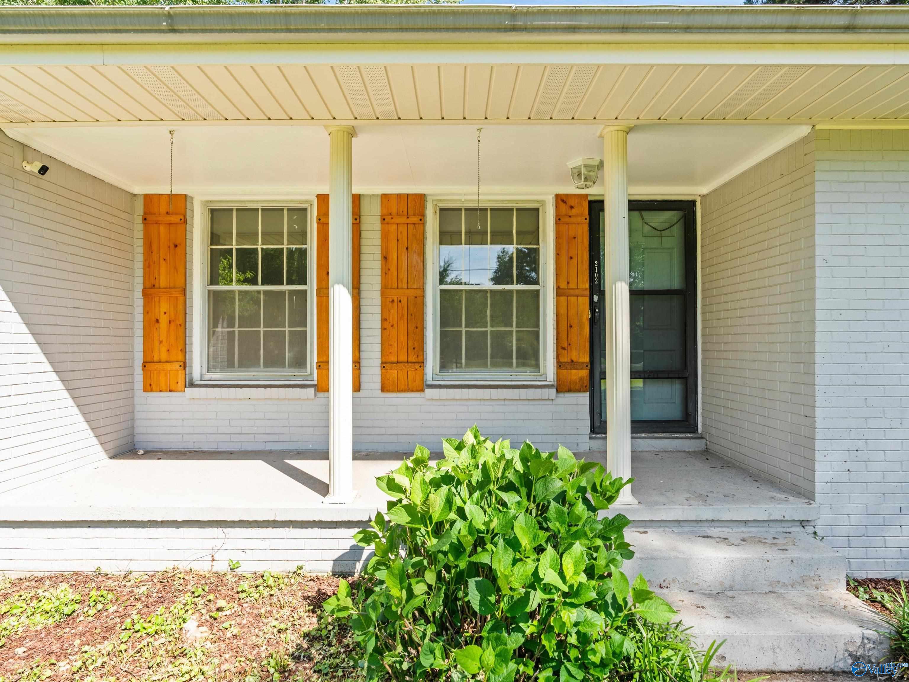 2102 Mythewood Drive SW