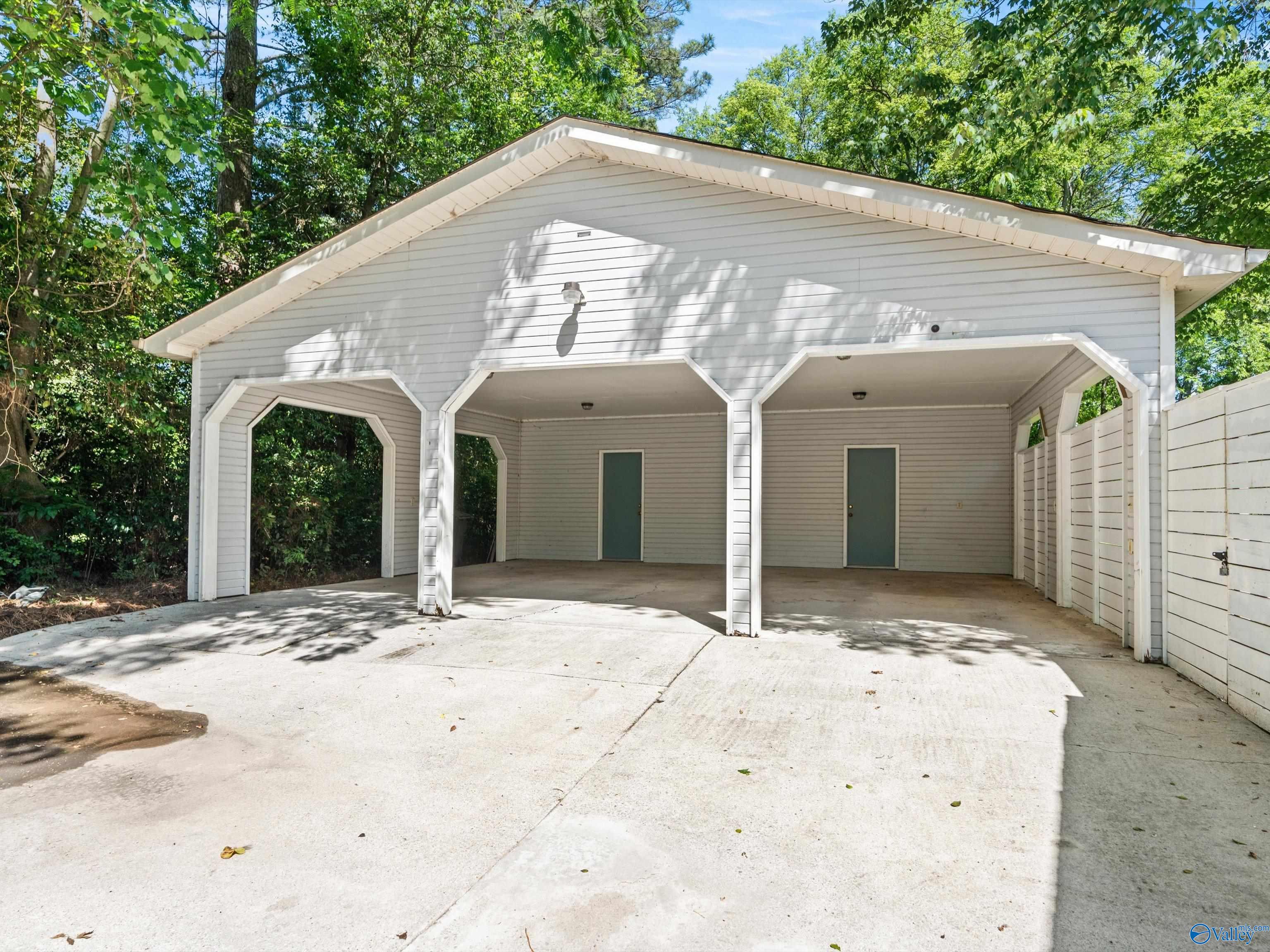 2102 Mythewood Drive SW