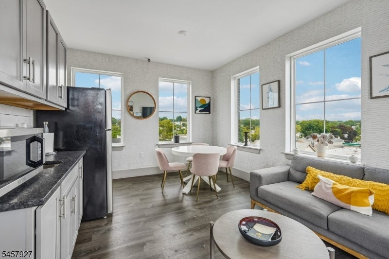 548 Franklin Ave 207