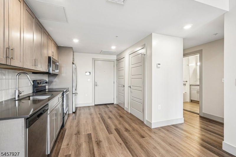 548 Franklin Ave 207