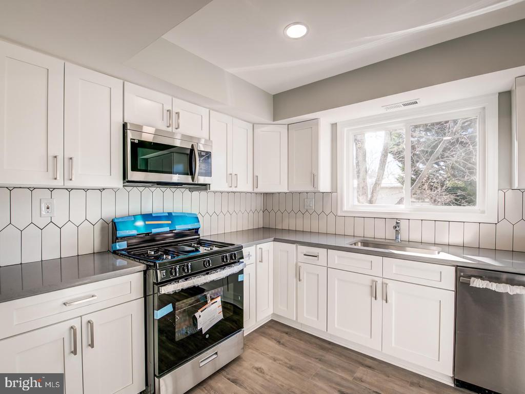 5021 AMERICANA DR #5021
