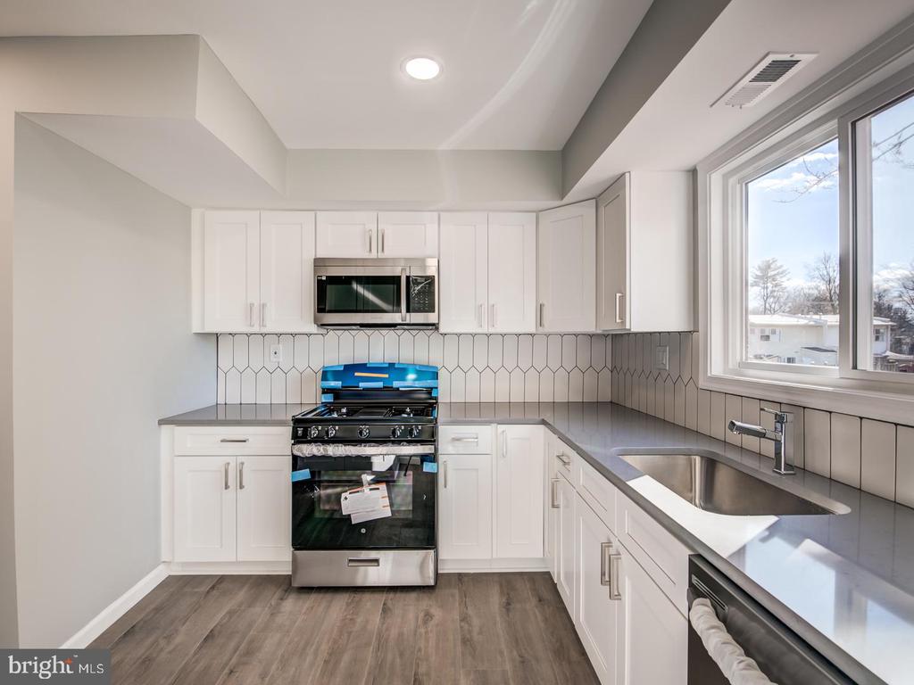 5021 AMERICANA DR #5021