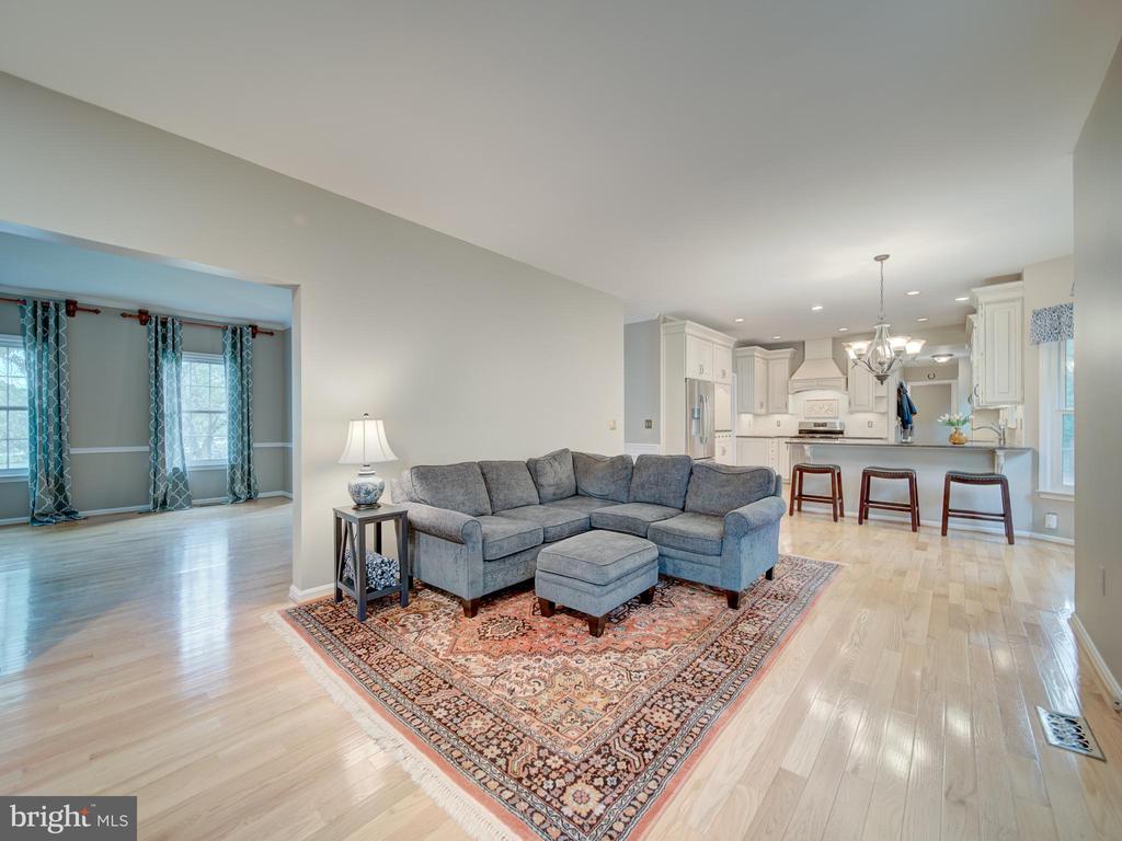 15292 SURREY HOUSE WAY