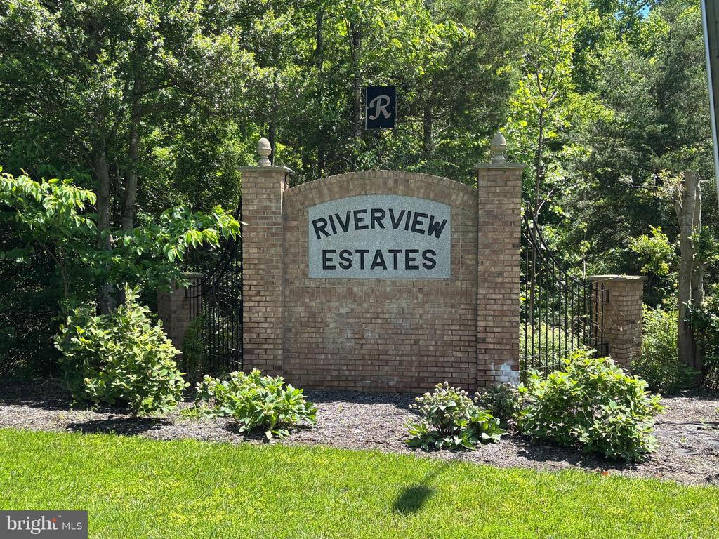 6112 Hillview Ct