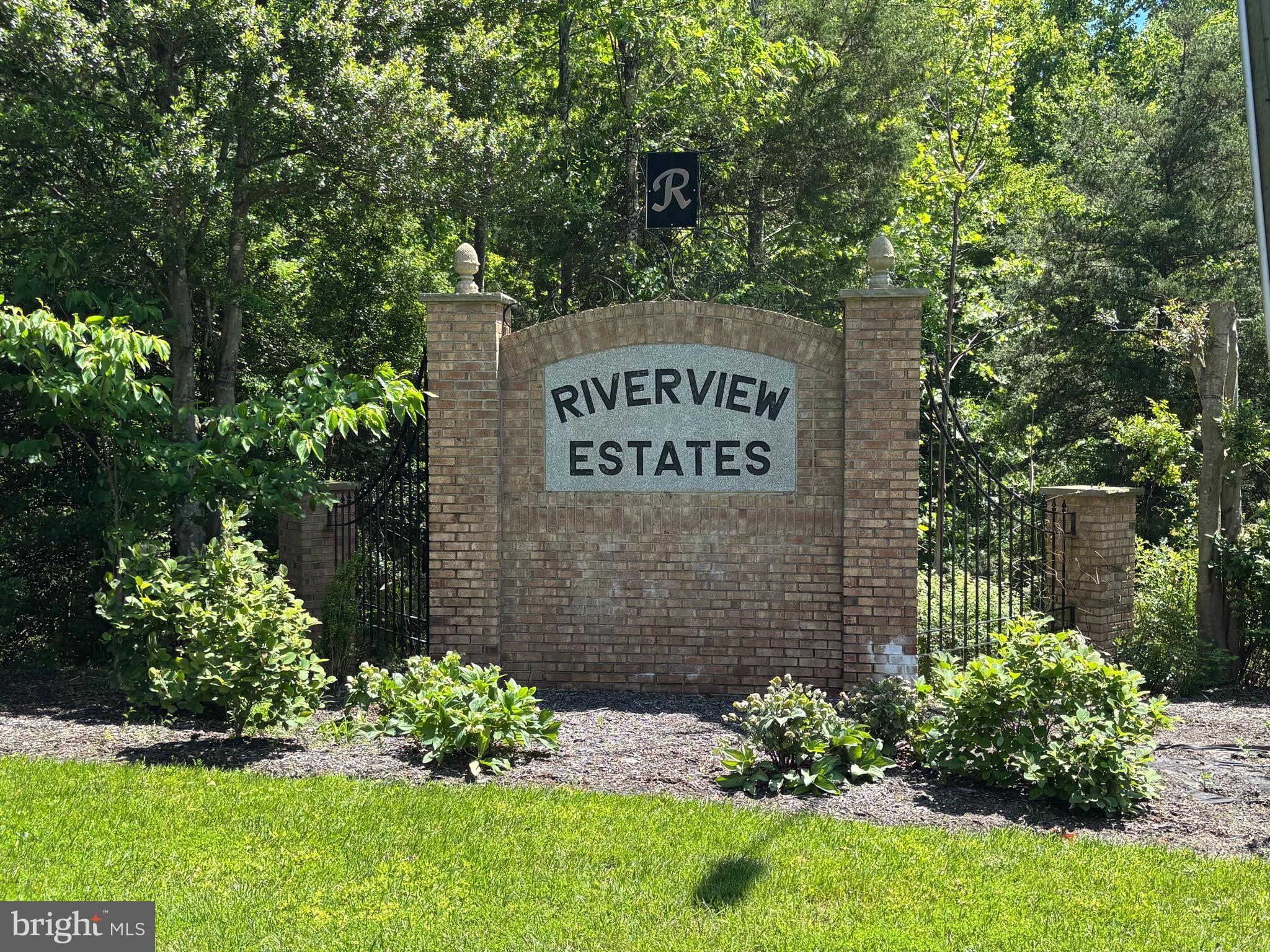 6112 Hillview Ct
