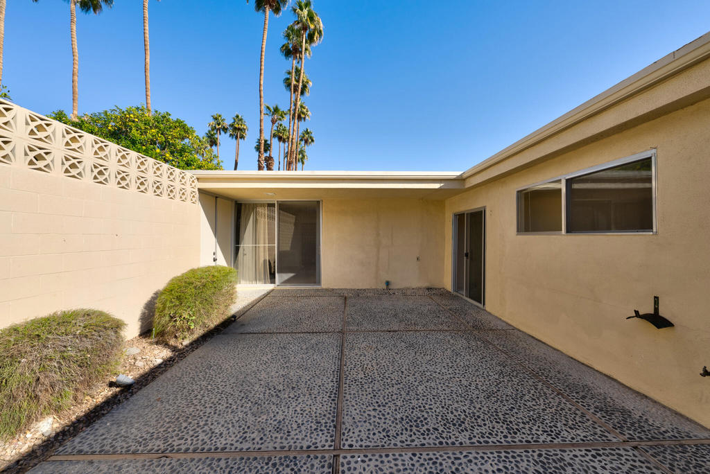 334 Desert Lakes Drive