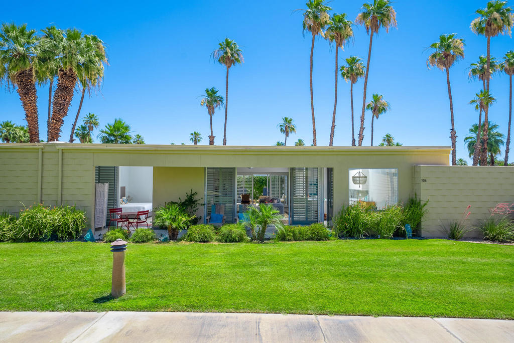 306 Desert Lakes Drive