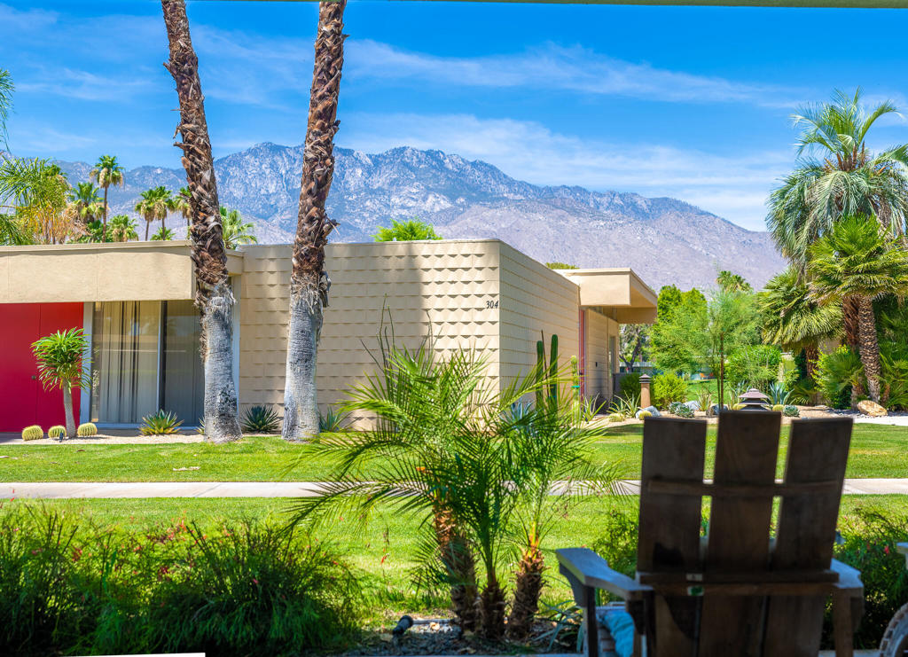 306 Desert Lakes Drive