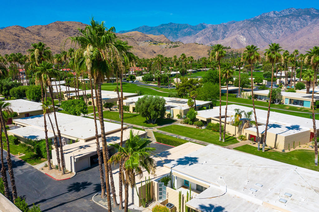 306 Desert Lakes Drive