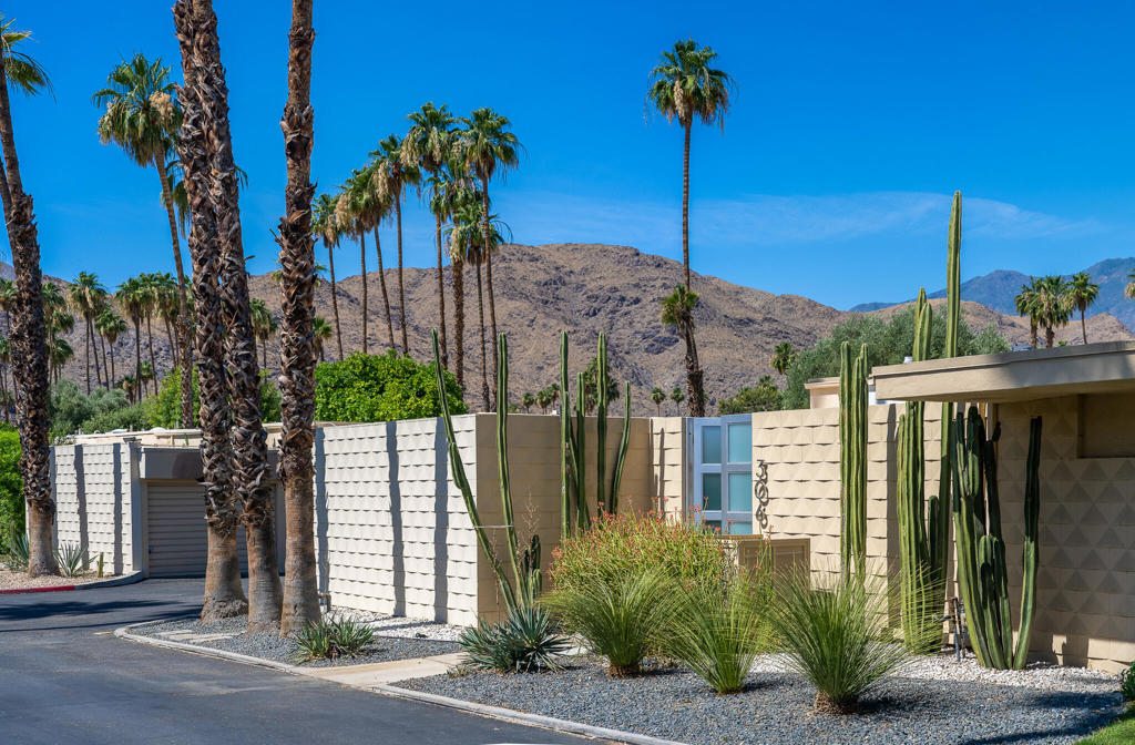 306 Desert Lakes Drive