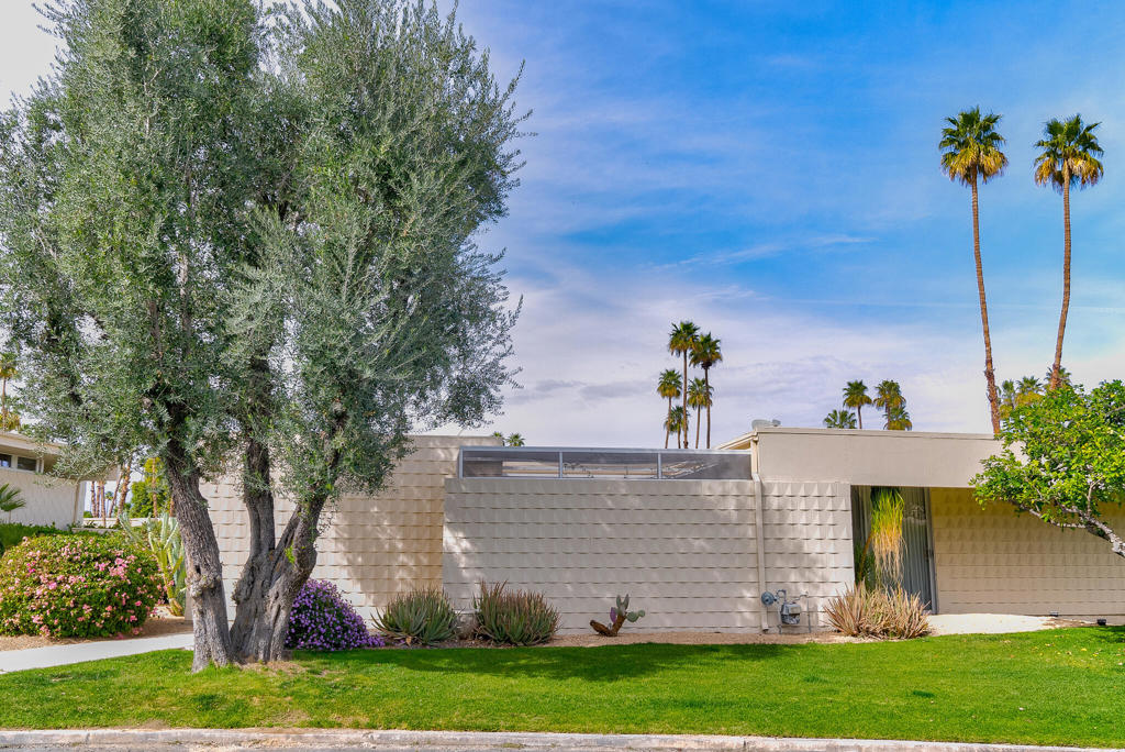 365 Desert Lakes Drive