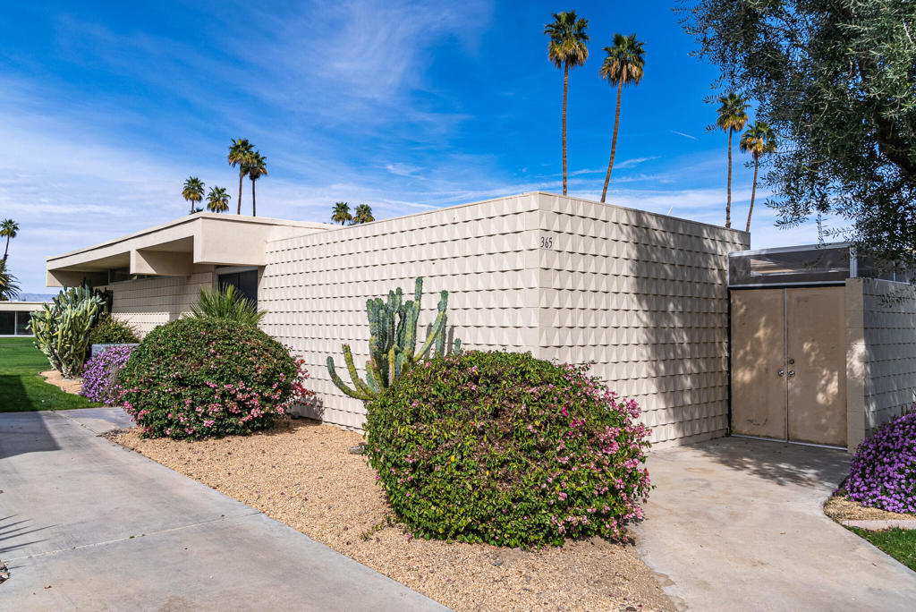 365 Desert Lakes Drive