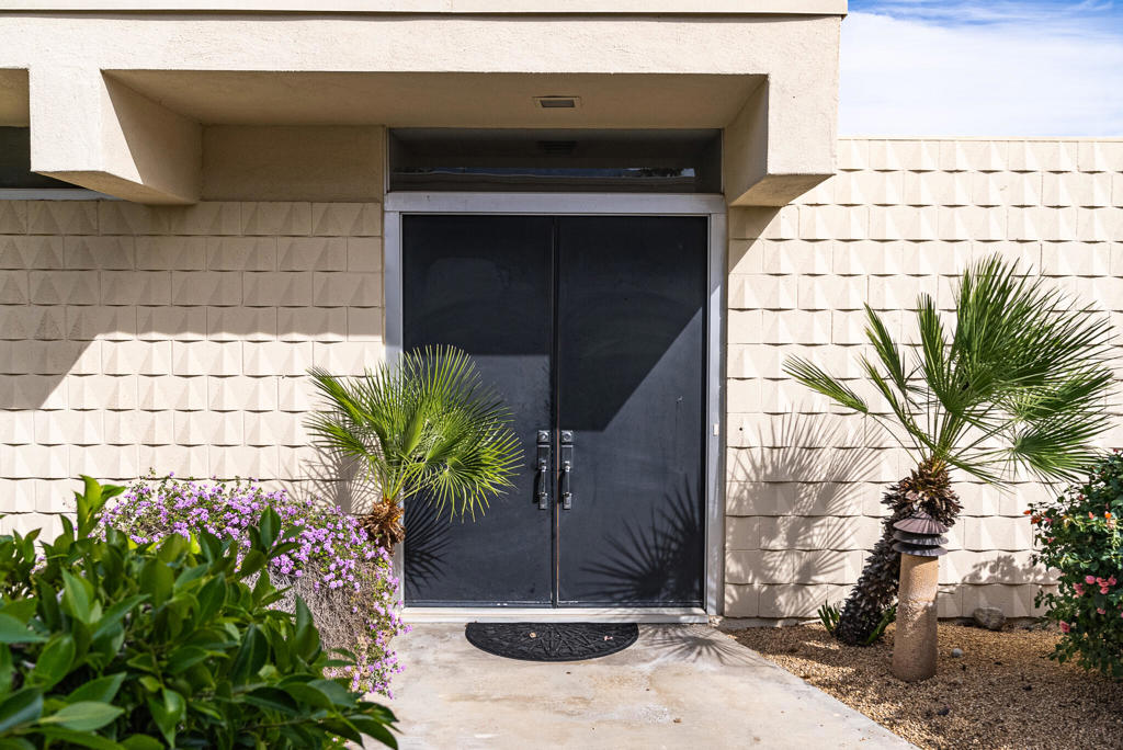 365 Desert Lakes Drive