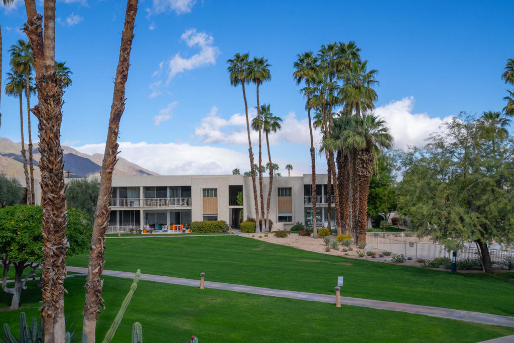 447 Desert Lakes Drive