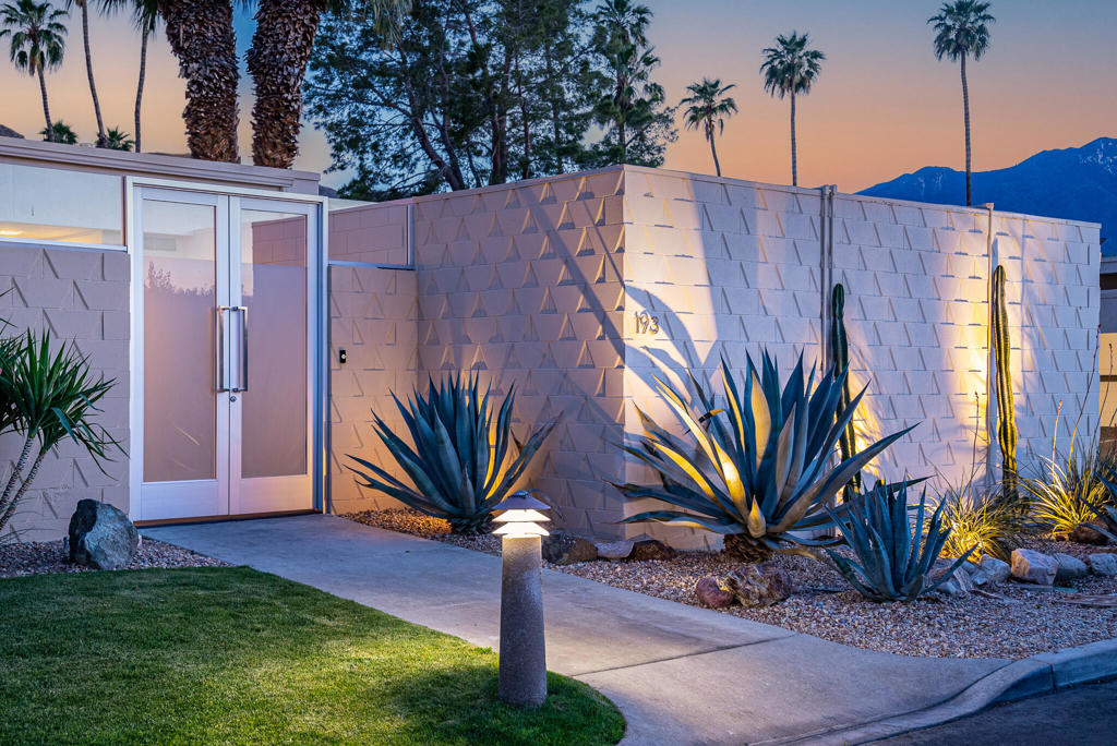 193 Desert Lakes Drive