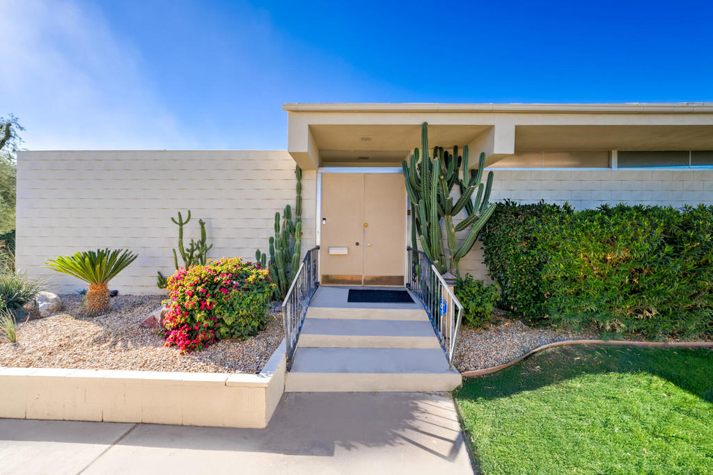 399 Desert Lakes Drive