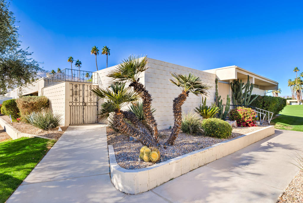 399 Desert Lakes Drive