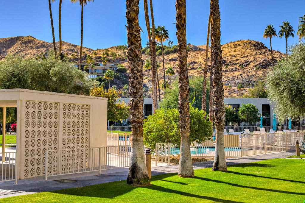 495 Desert Lakes Drive