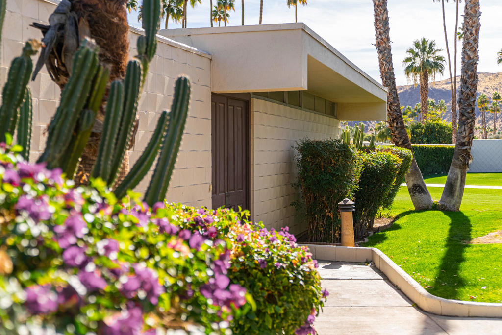 209 Desert Lakes Drive