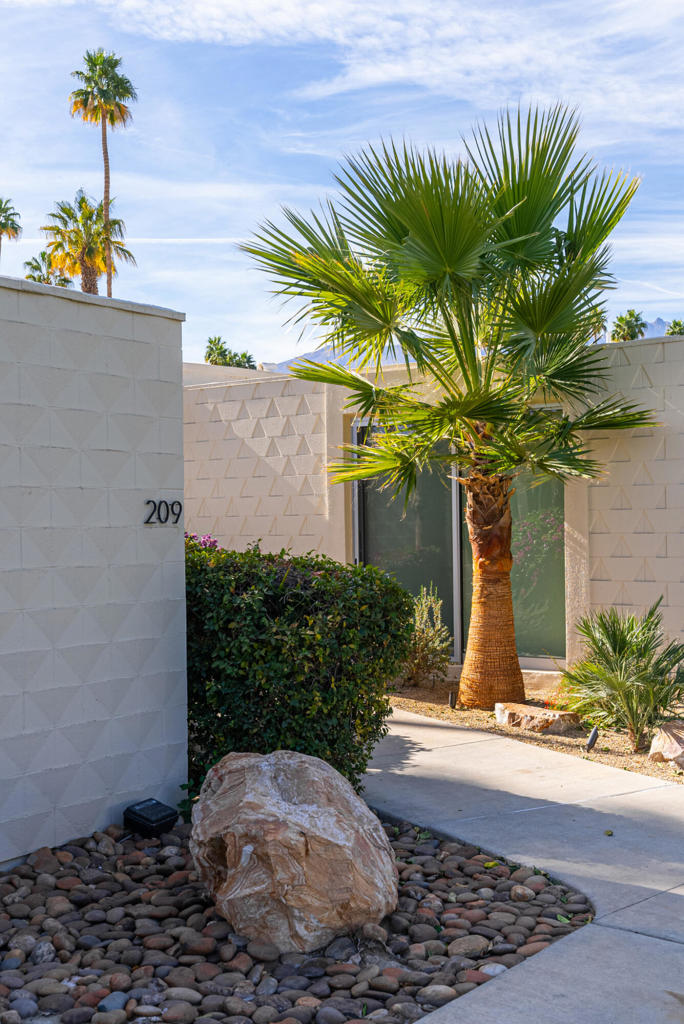 209 Desert Lakes Drive