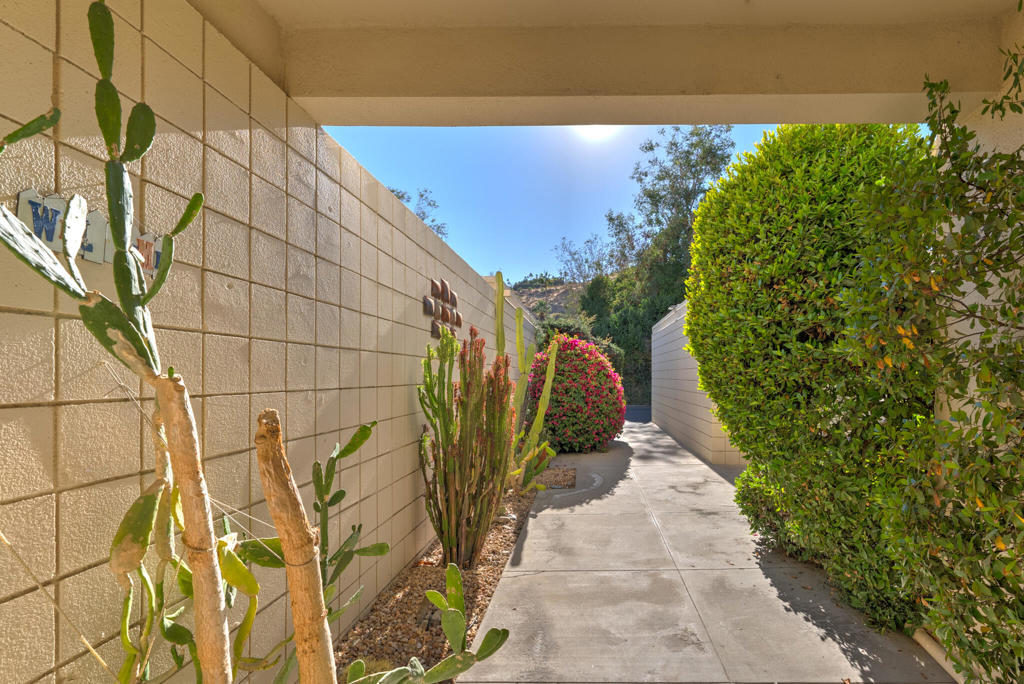 455 Desert Lakes Drive