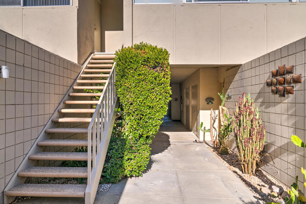 455 Desert Lakes Drive