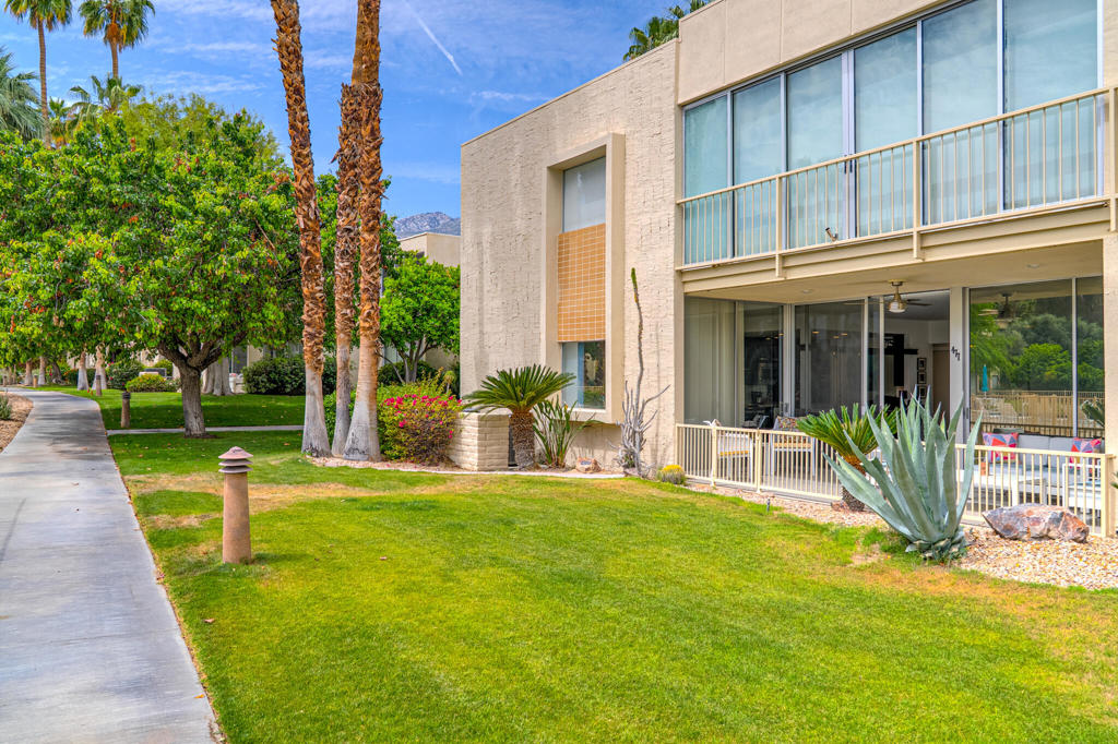 477 Desert Lakes Drive