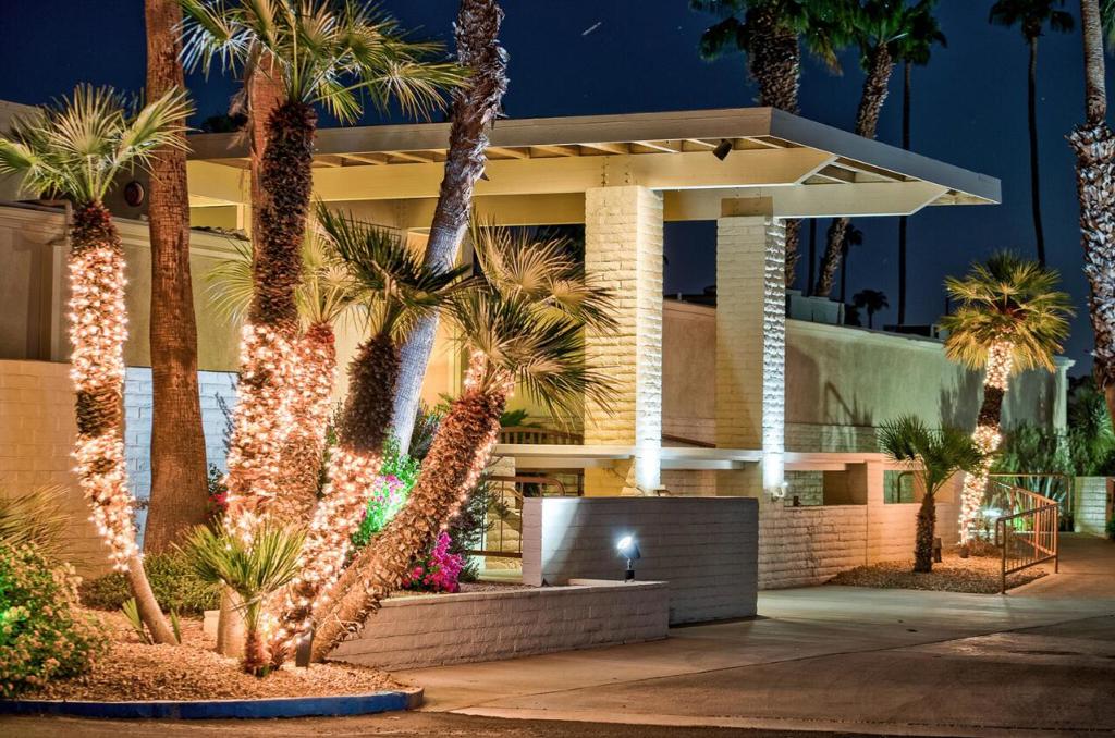 24 Desert Lakes Drive