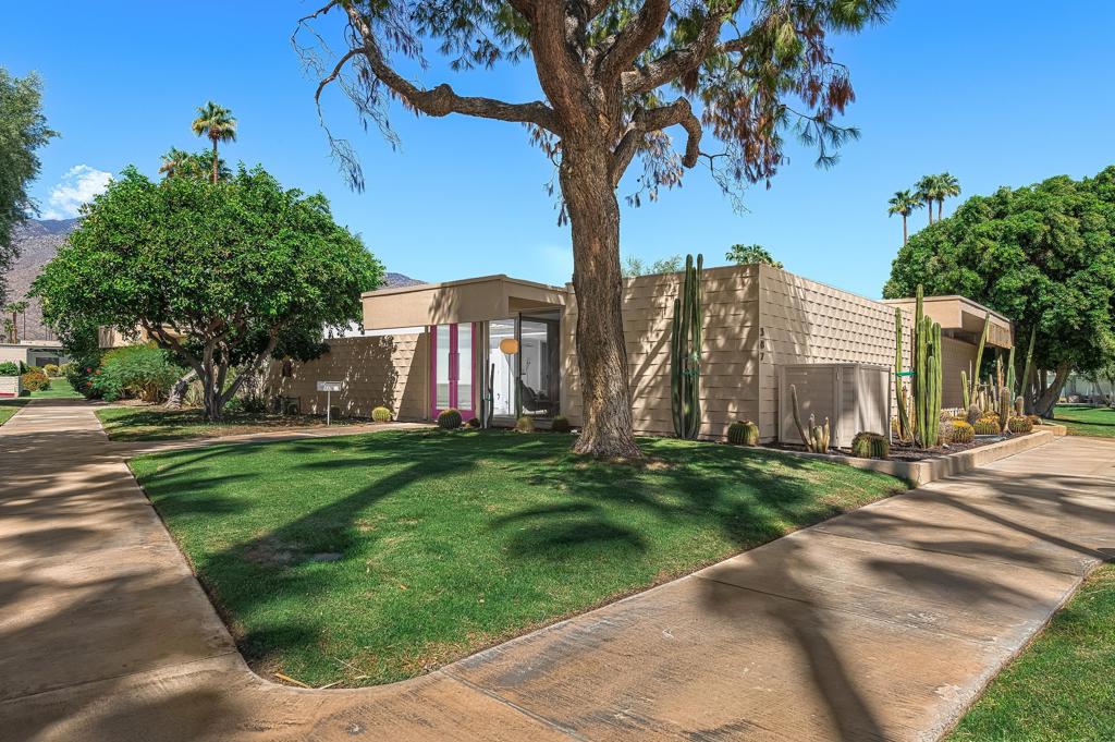 387 Desert Lakes Drive