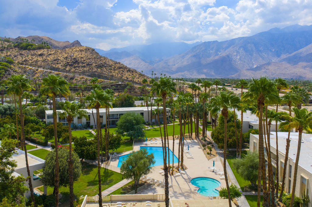 449 Desert Lakes Drive