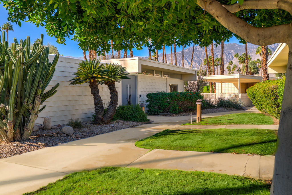 276 Desert Lakes Drive